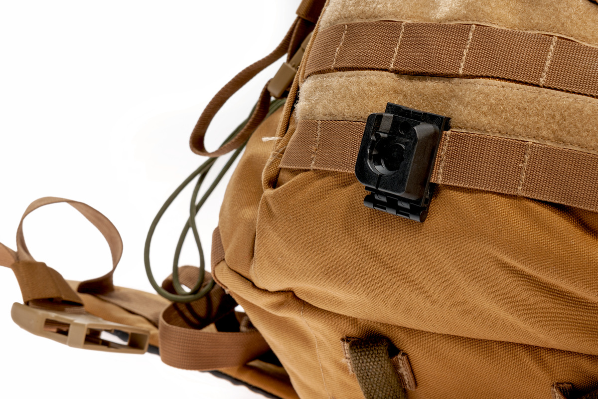 6902075151_parat_parasnap_ultralux_base_mini_mount_anwendung_rucksack_detail1