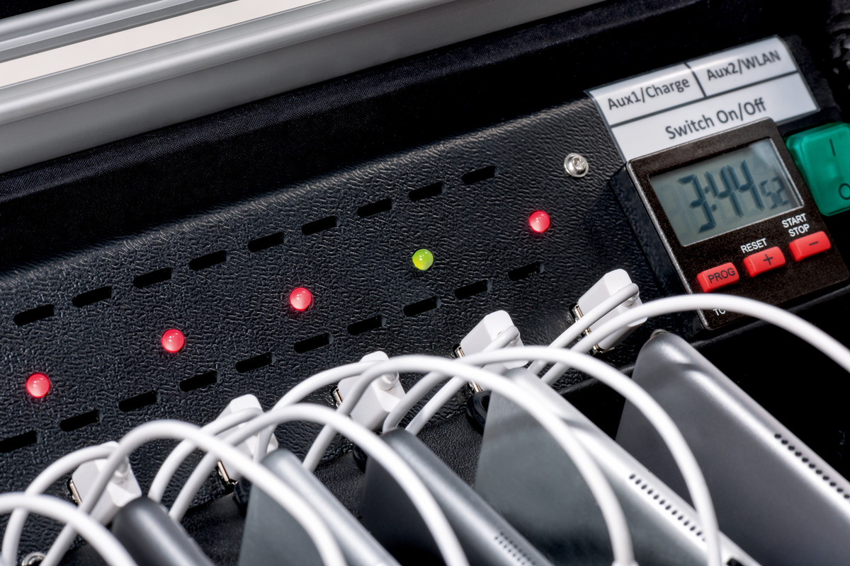 208642151_parat_paraproject_case_i10_typc_charge_sync_tabletkoffer_schwarz_detail4