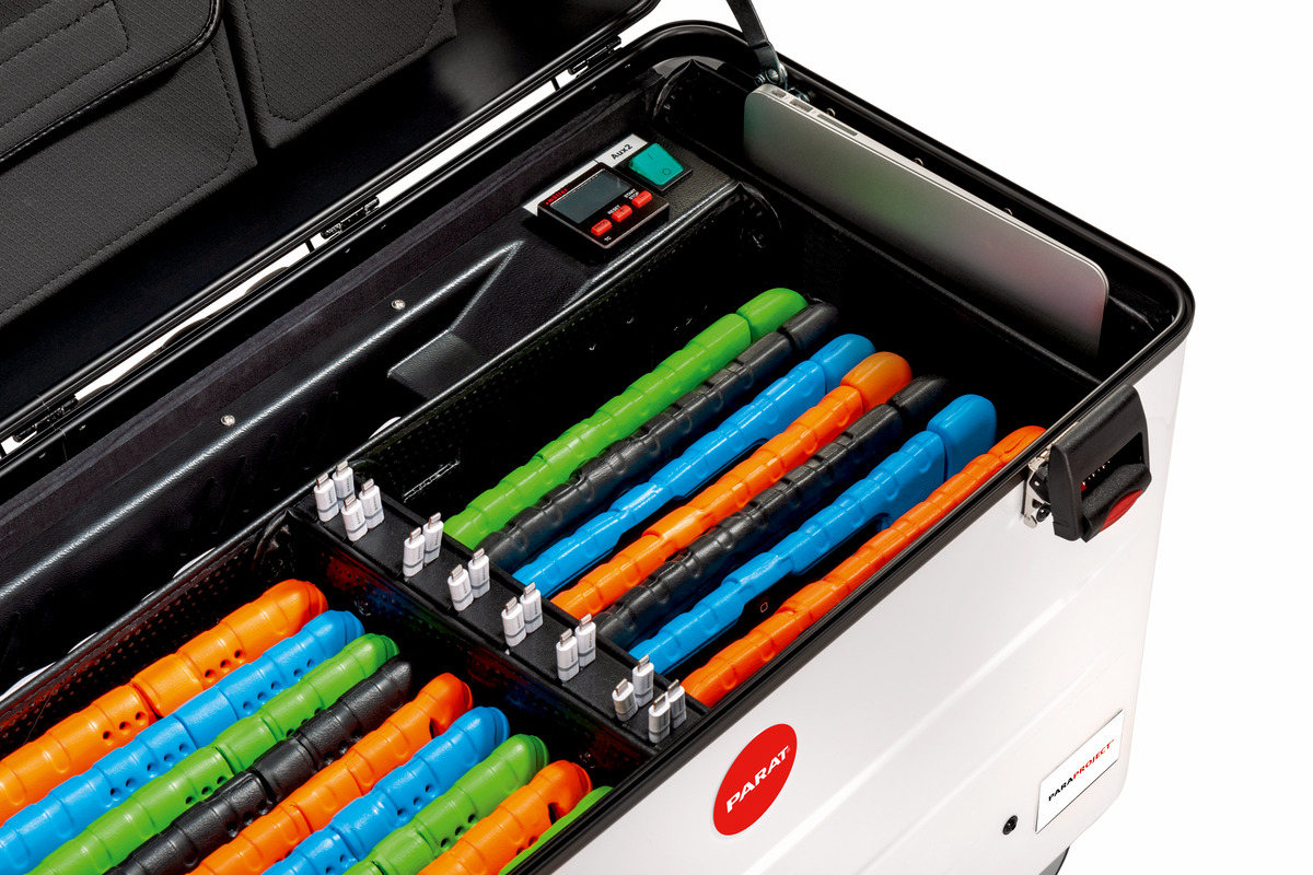 20864017001_parat_paraproject_case_i16_kidscover_weiss_charge_sync_detail3