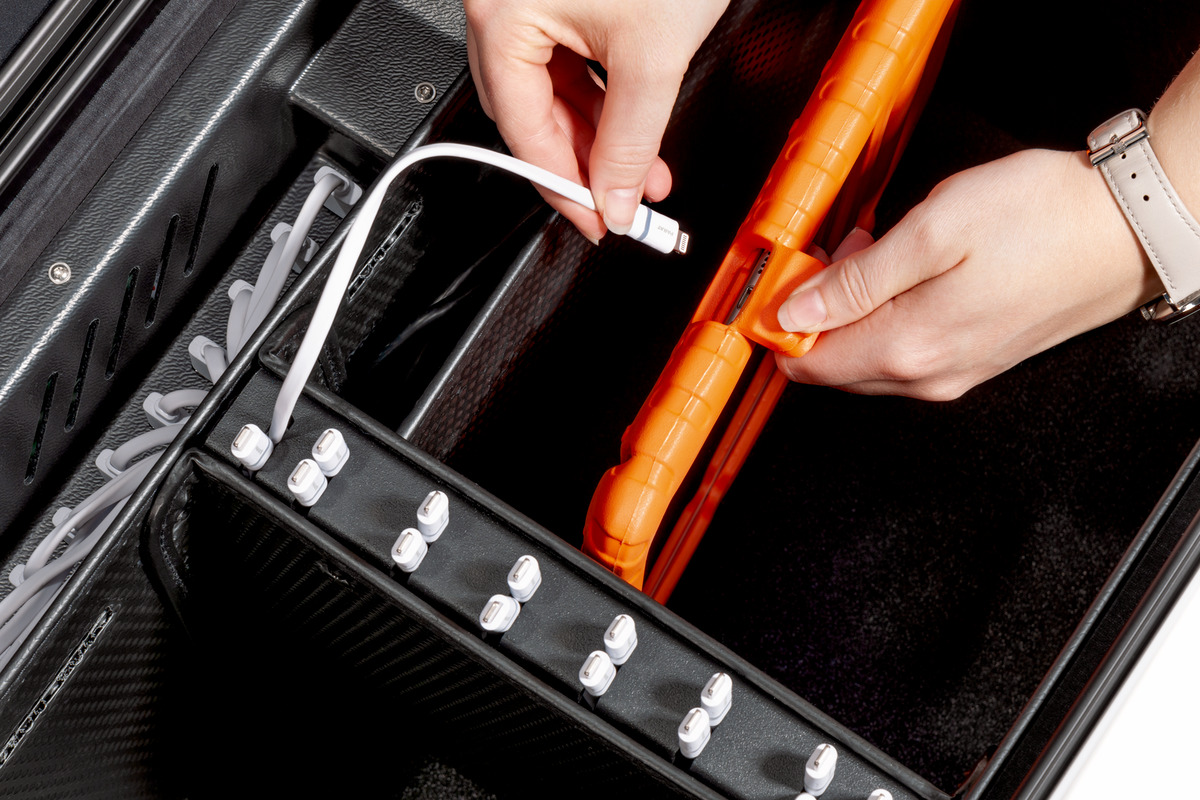 20864017001_parat_paraproject_case_i16_kidscover_weiss_charge_sync_detail7